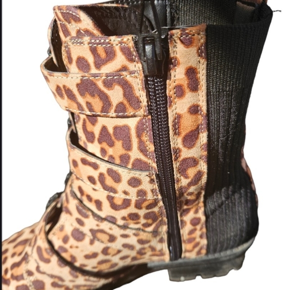 Exotic Leopard Print 🐆 Buckled, Zippered Combat Boots - Picture 9 of 10